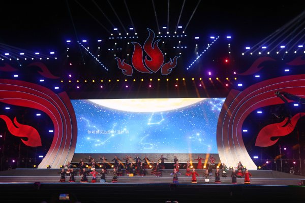 配资app排行 新华全媒+|彝族火把节燃情大凉山夏日