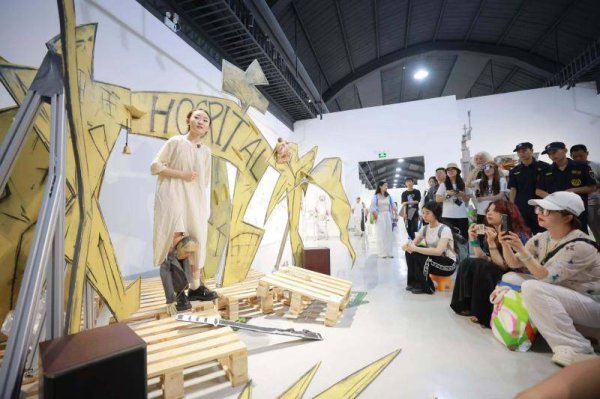 炒股配资官网开户 全国美术学院毕业作品展开幕 近千件艺术作品亮相